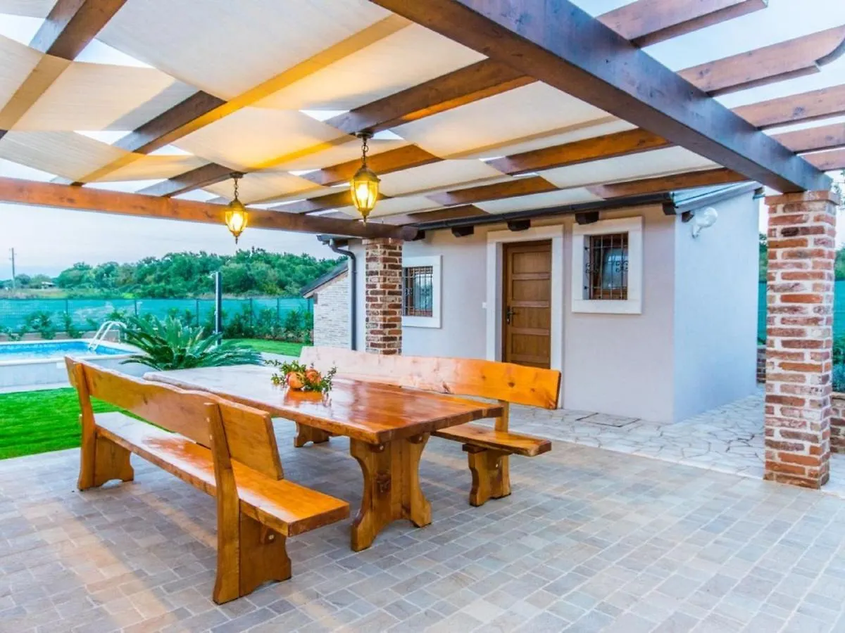 Lovely Holiday Home In Fazana With Swimming Pool 0*, Stinjan