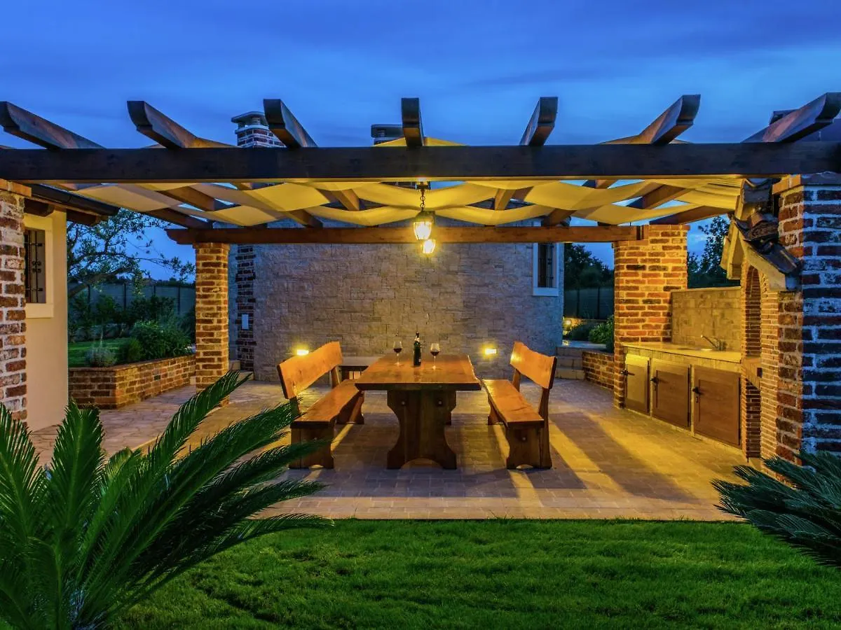 Lovely Holiday Home In Fazana With Swimming Pool