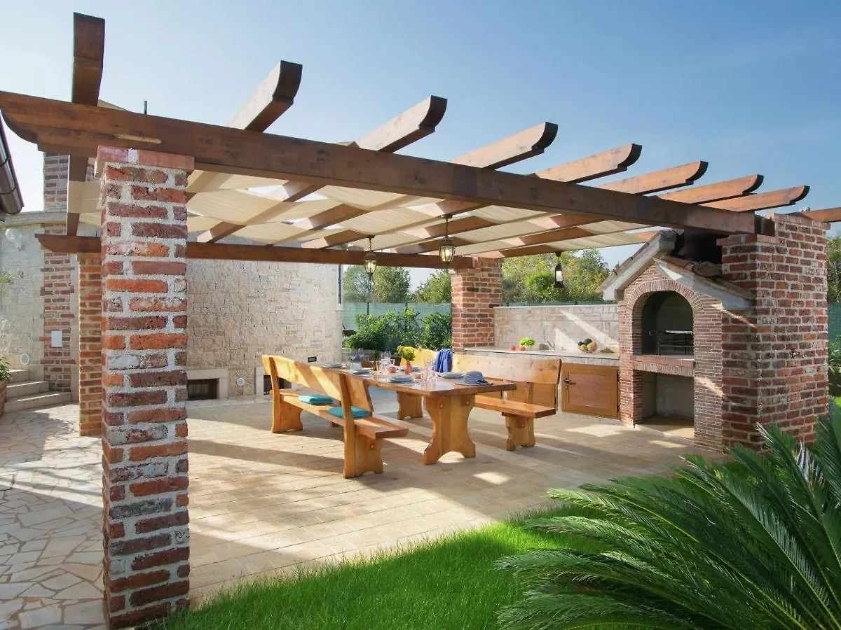 Lovely Holiday Home In Fazana With Swimming Pool