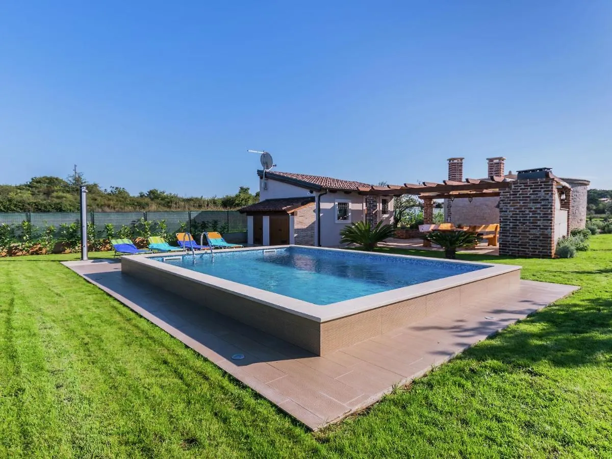 Lovely Holiday Home In Fazana With Swimming Pool