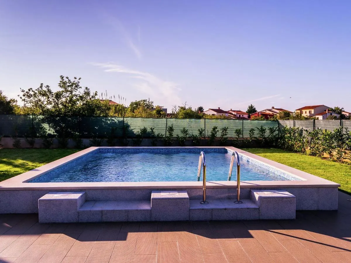 Lovely Holiday Home In Fazana With Swimming Pool  Stinjan
