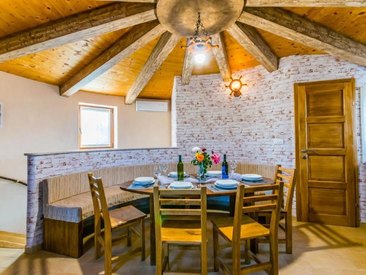 Lovely Holiday Home In Fazana With Swimming Pool 0*, Stinjan