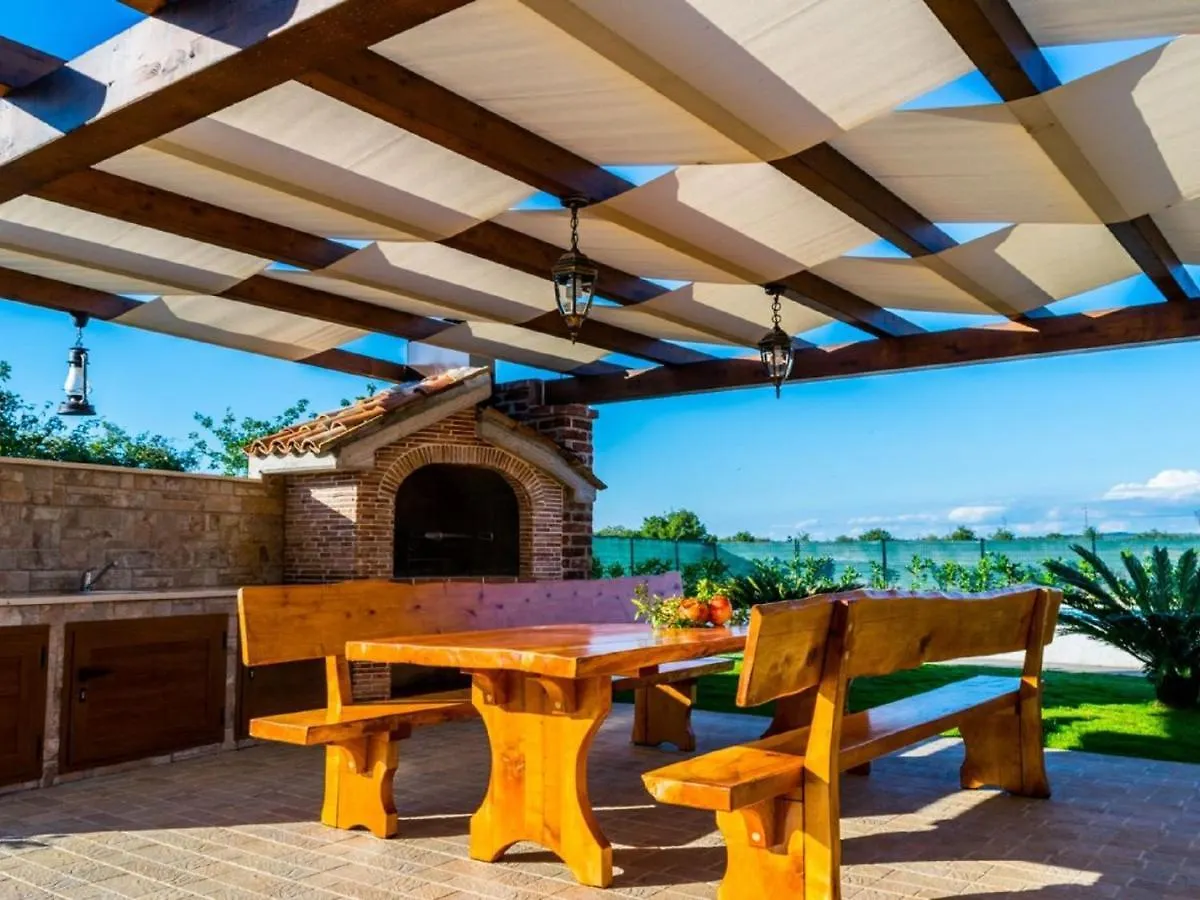 Lovely Holiday Home In Fazana With Swimming Pool