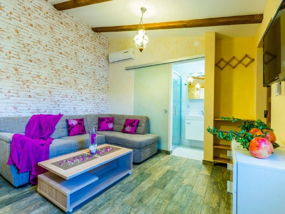 Lovely Holiday Home In Fazana With Swimming Pool 0*, Stinjan