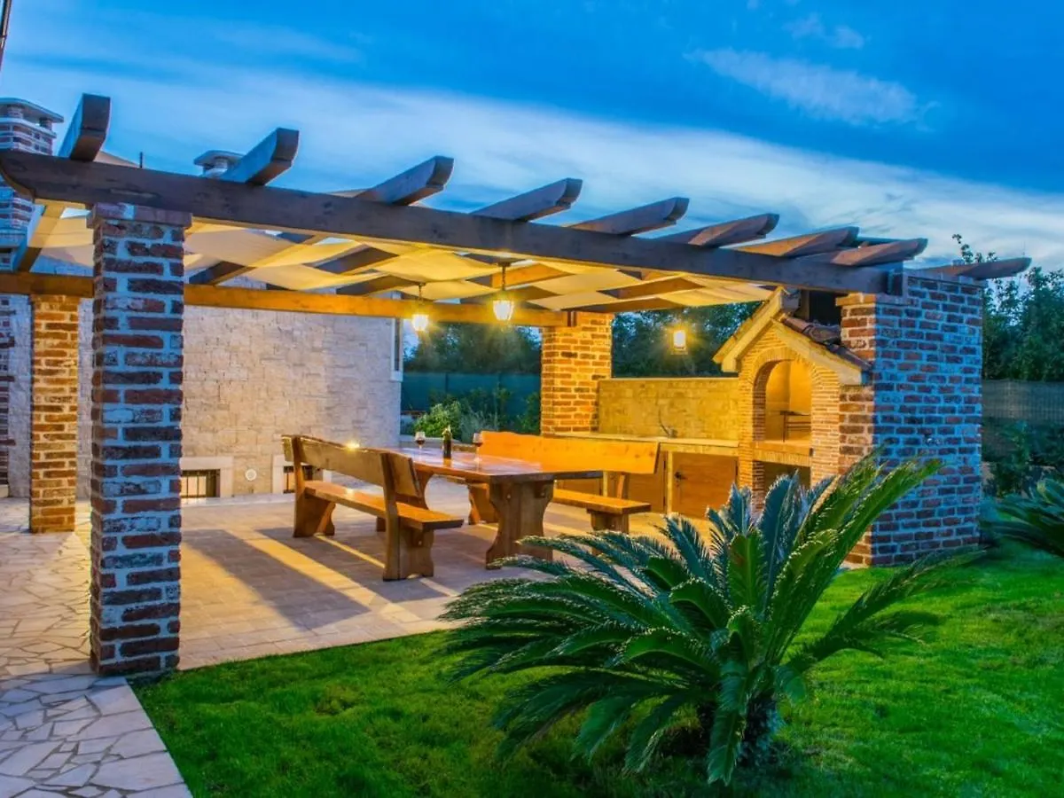 Lovely Holiday Home In Fazana With Swimming Pool  Stinjan