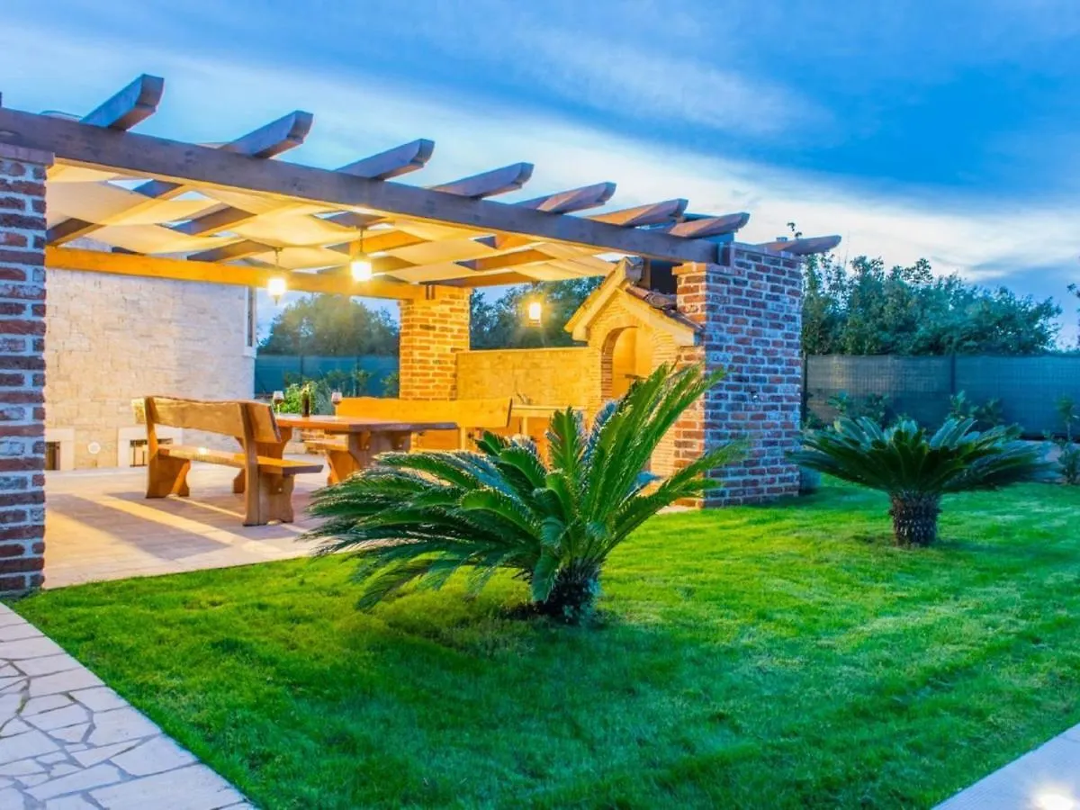 Lovely Holiday Home In Fazana With Swimming Pool Stinjan